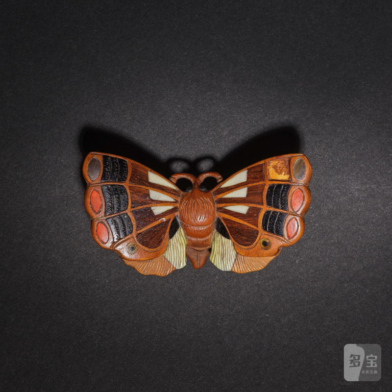 黄楊彫象嵌根付 蝶 無銘 19世紀後期 | NETSUKE EN BUIS REPRÉSENTANT UN PAPILLON